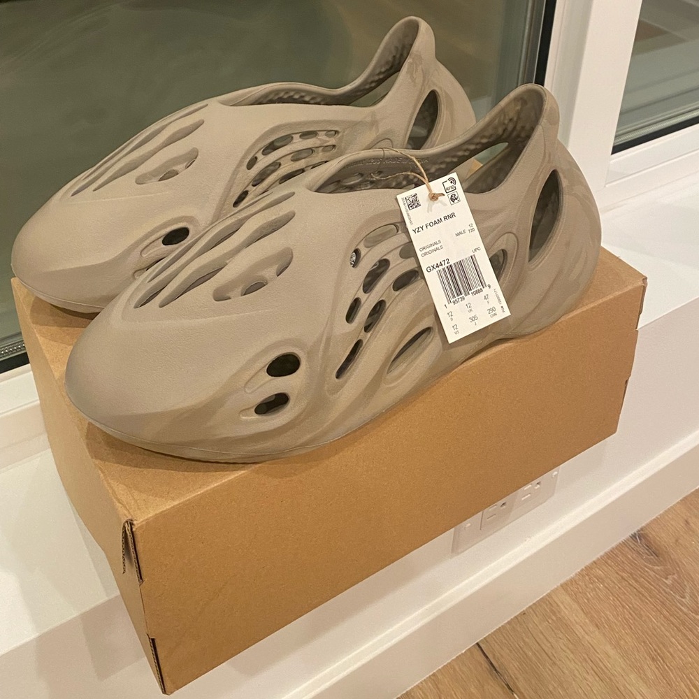 YZY FOAM RNR SIZE 12 STONE SAGE AUNTHENTIC BRAND NEW